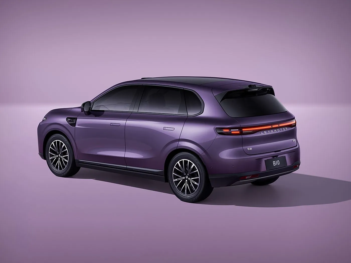 SUV compact électrique pur Leapmotor B10 avec autonomie CLTC de 510 à 600 km, écran 14,6" 2,5K et véhicule Leapmotor Pilot New Energy