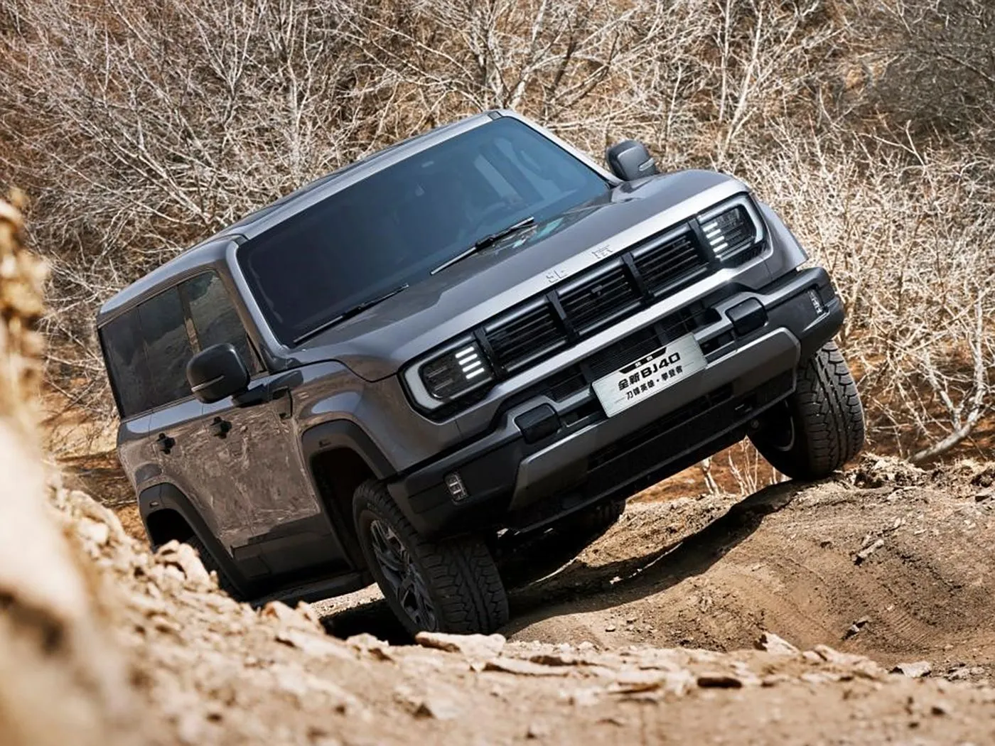 SUV compact tout-terrain Beijing BJ40 4 roues motrices, réservoir de 85 L et caméra panoramique à empattement long