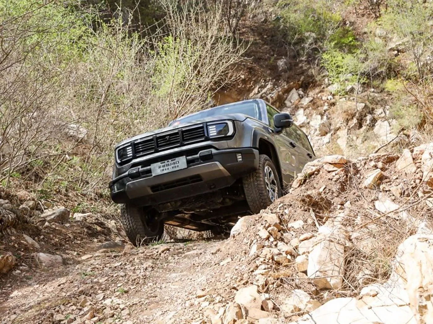 SUV compact tout-terrain Beijing BJ40 4 roues motrices, réservoir de 85 L et caméra panoramique à empattement long