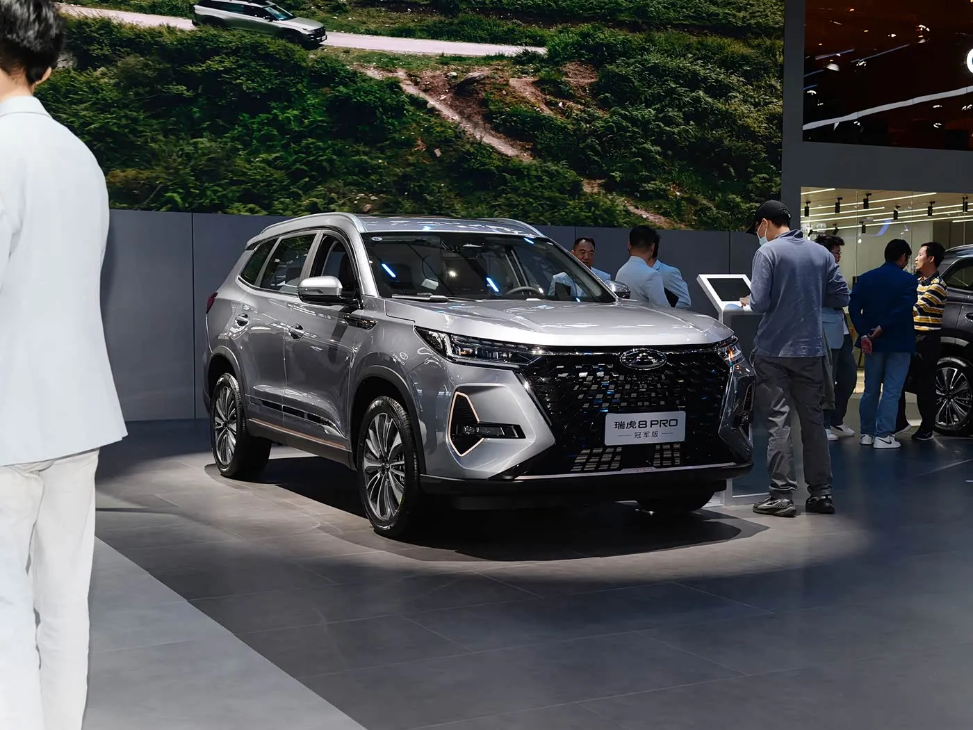 Chery Tiggo 8 Pro SUV familial de luxe Boîte de vitesses automatique Caméra arrière R18 gauche Essence Sièges en cuir foncé Émission Euro VI AWD