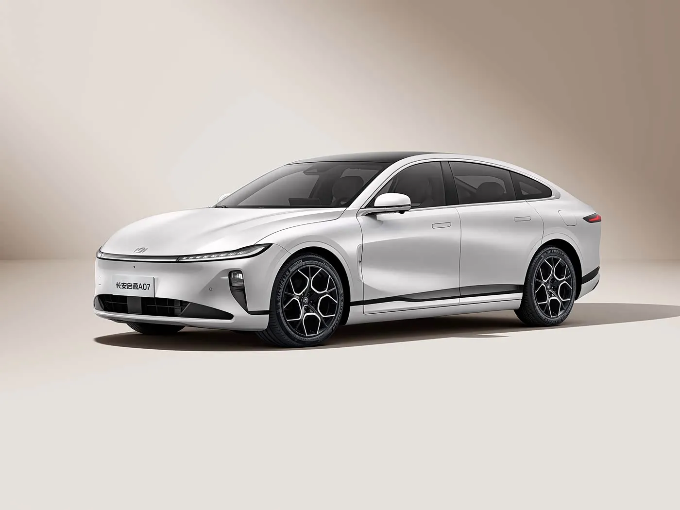 Changan Qiyuan A07 Hybrid EV Berline Véhicule à énergie nouvelle en provenance de Chine Gamme 1200 km Boîte de vitesses automatique 5 sièges Vitesse 175 km/h Taille des pneus R19