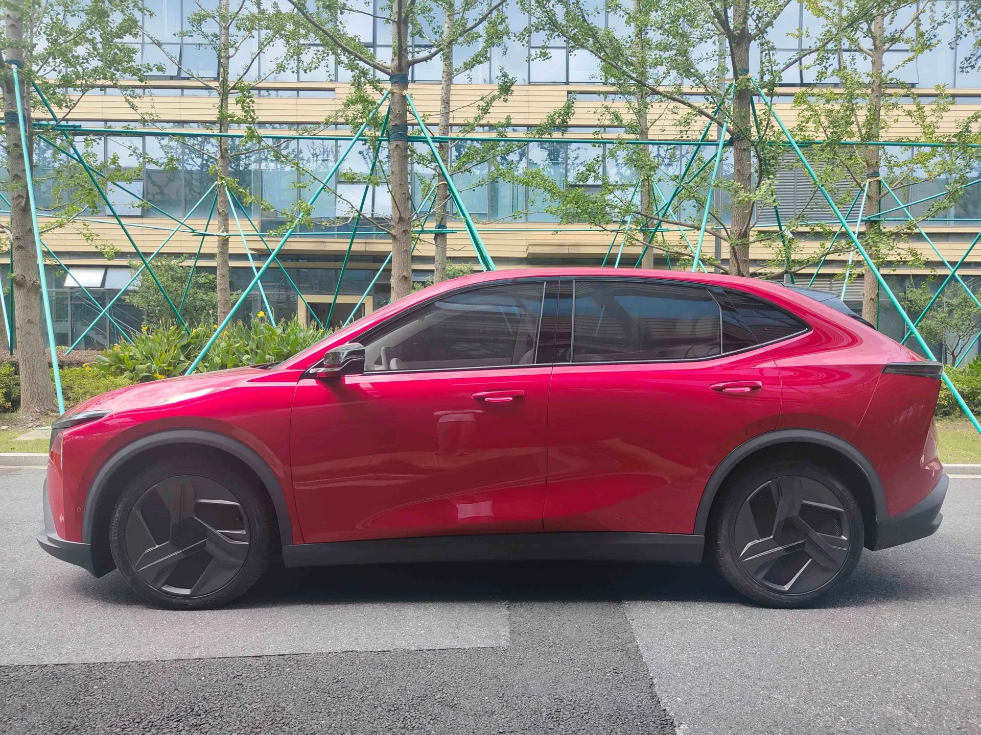 LEV01 SUV À CONDUITE À DROITE VÉHICULE À ÉNERGIE NOUVELLE EV empattement longue portée 5 sièges
