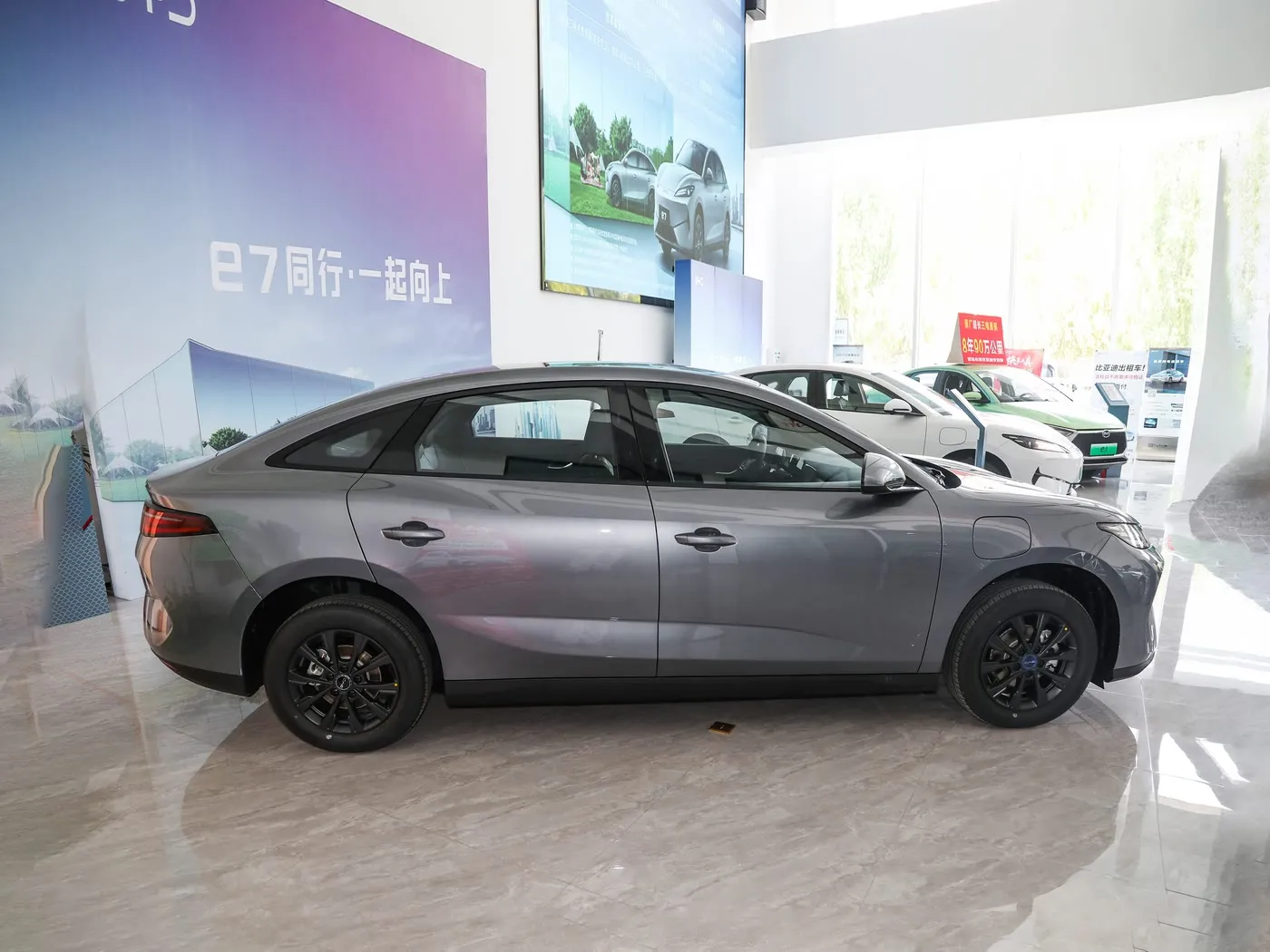 Nouveau modèle BYD E7 EV voiture 150 km/h vitesse maximale 136HP 180Nm couple 5 places véhicule électrique