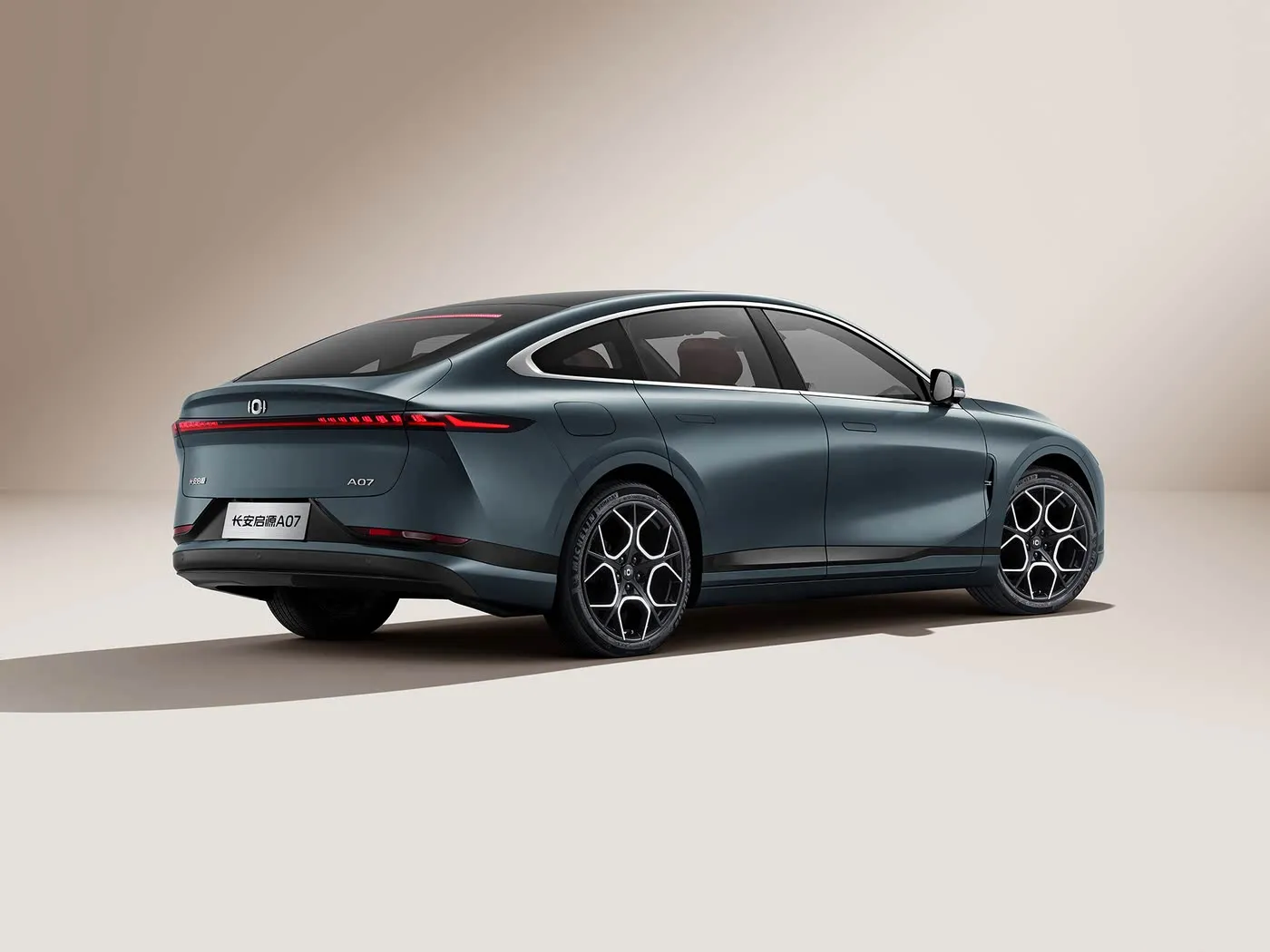 Changan Qiyuan A07 Hybrid EV Berline Véhicule à énergie nouvelle en provenance de Chine Gamme 1200 km Boîte de vitesses automatique 5 sièges Vitesse 175 km/h Taille des pneus R19