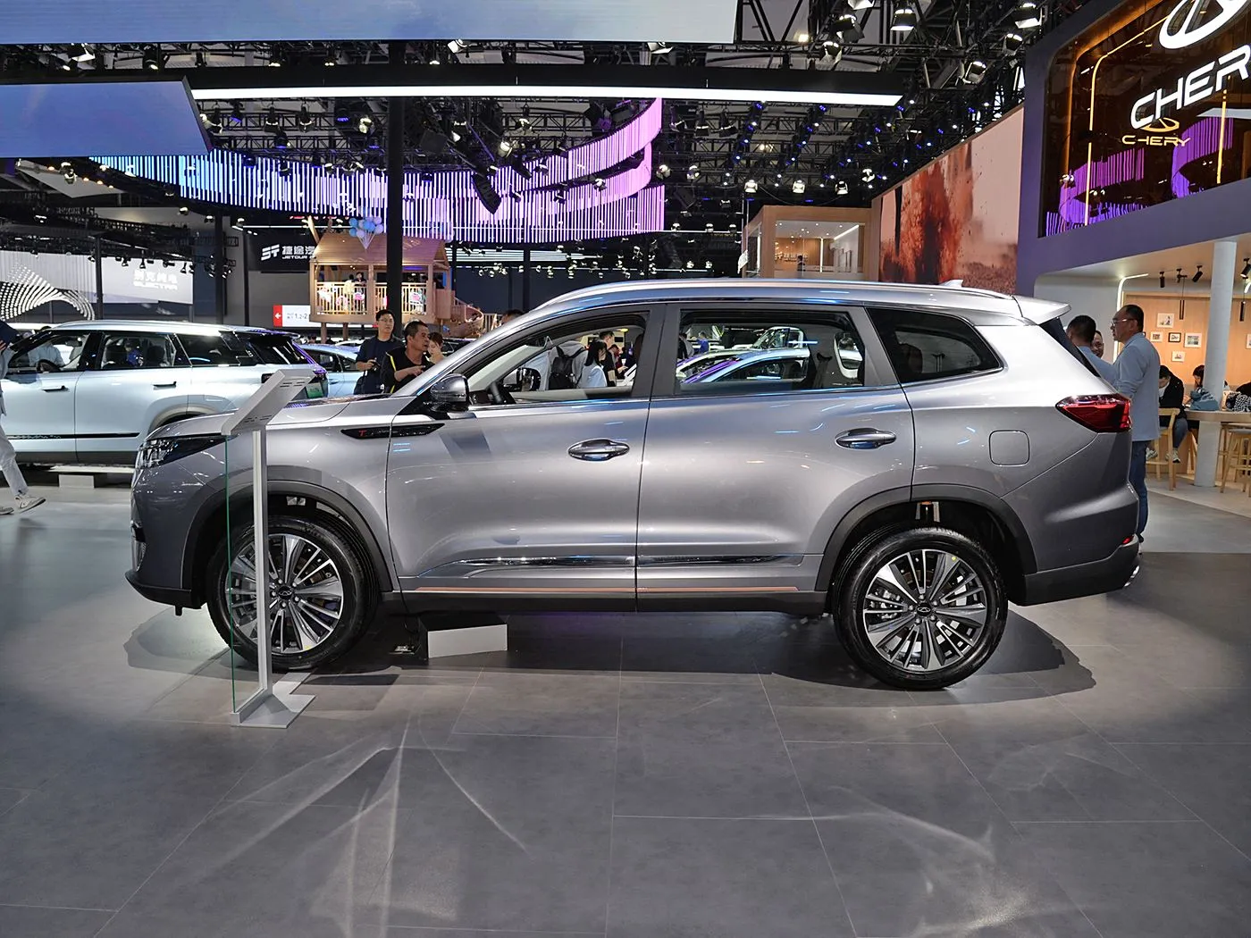 Chery Tiggo 8 Pro SUV familial de luxe Boîte de vitesses automatique Caméra arrière R18 gauche Essence Sièges en cuir foncé Émission Euro VI AWD
