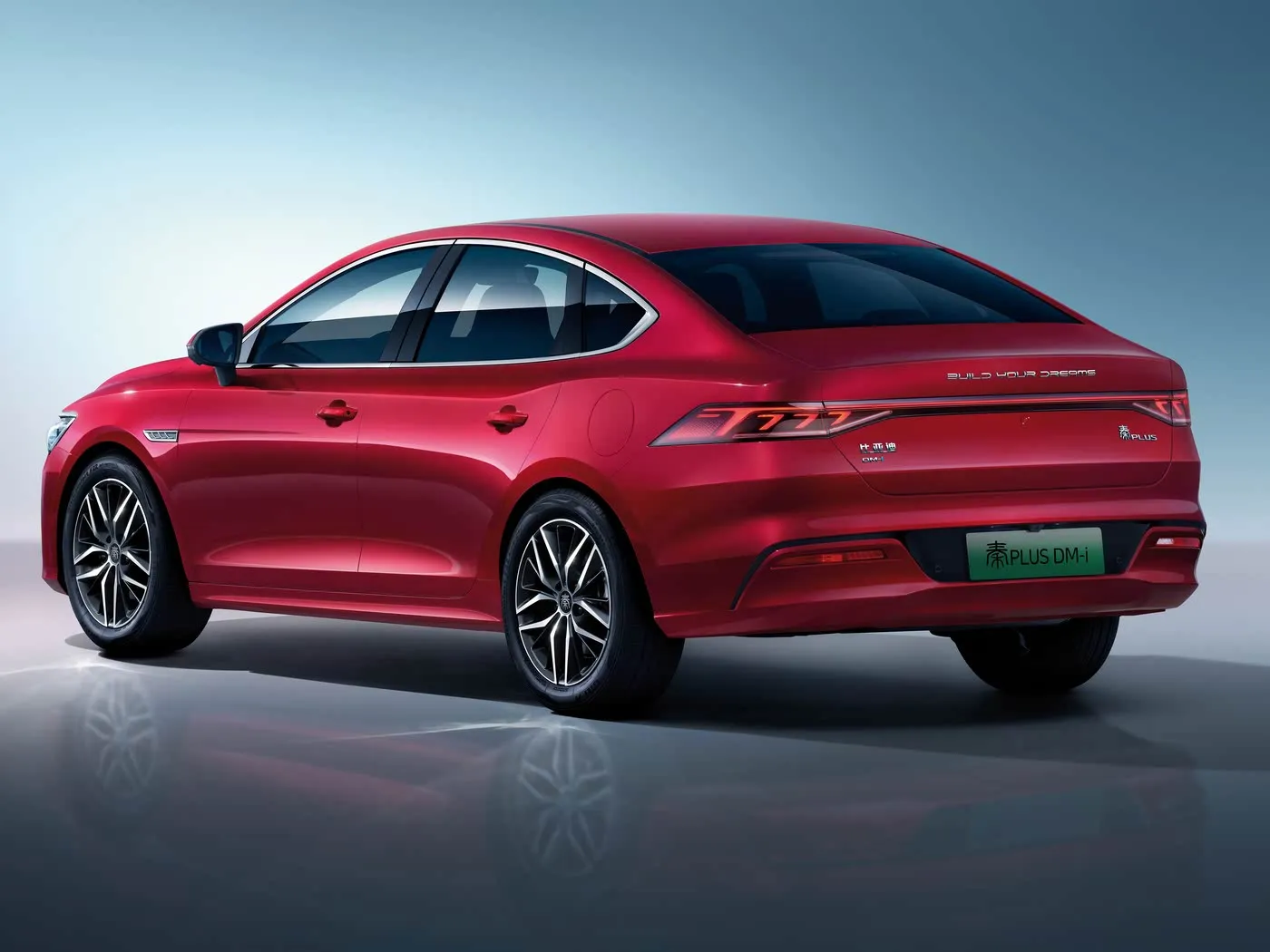BYD Qing Plus SUV électrique Voiture automatique hybride Véhicule à nouvelle énergie Moteur EV amélioré Direction à gauche Berline optimisée pour le moteur de recherche