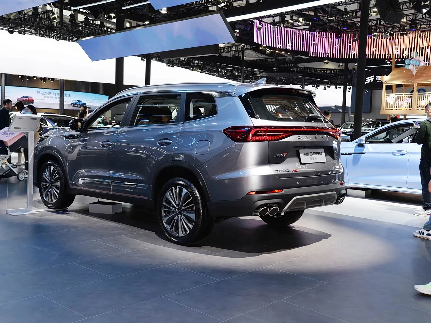 Chery Tiggo 8 Pro SUV familial de luxe Boîte de vitesses automatique Caméra arrière R18 gauche Essence Sièges en cuir foncé Émission Euro VI AWD