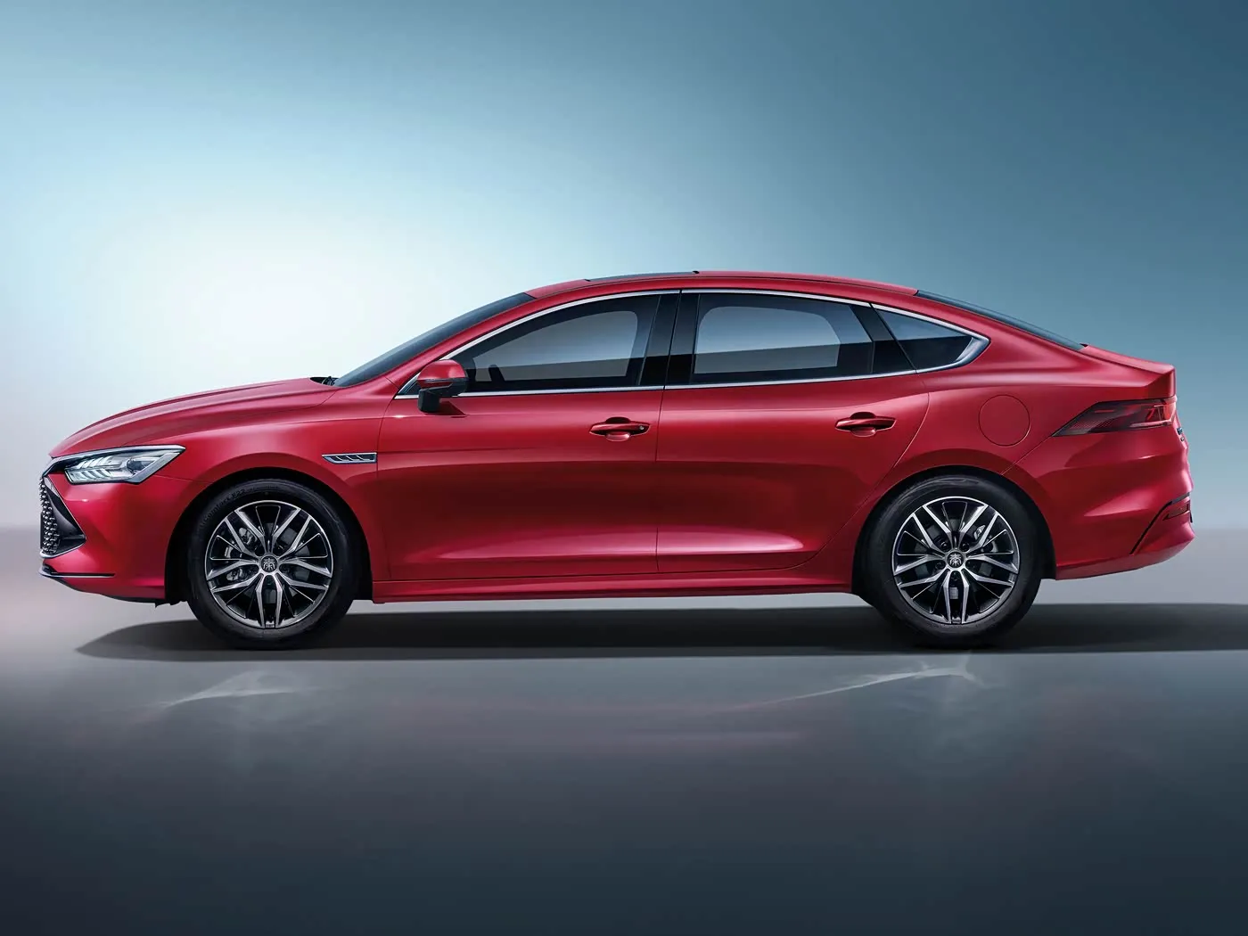 BYD Qing Plus SUV électrique Voiture automatique hybride Véhicule à nouvelle énergie Moteur EV amélioré Direction à gauche Berline optimisée pour le moteur de recherche