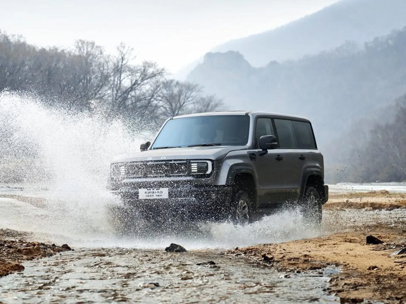 SUV compact tout-terrain Beijing BJ40 4 roues motrices, réservoir de 85 L et caméra panoramique à empattement long