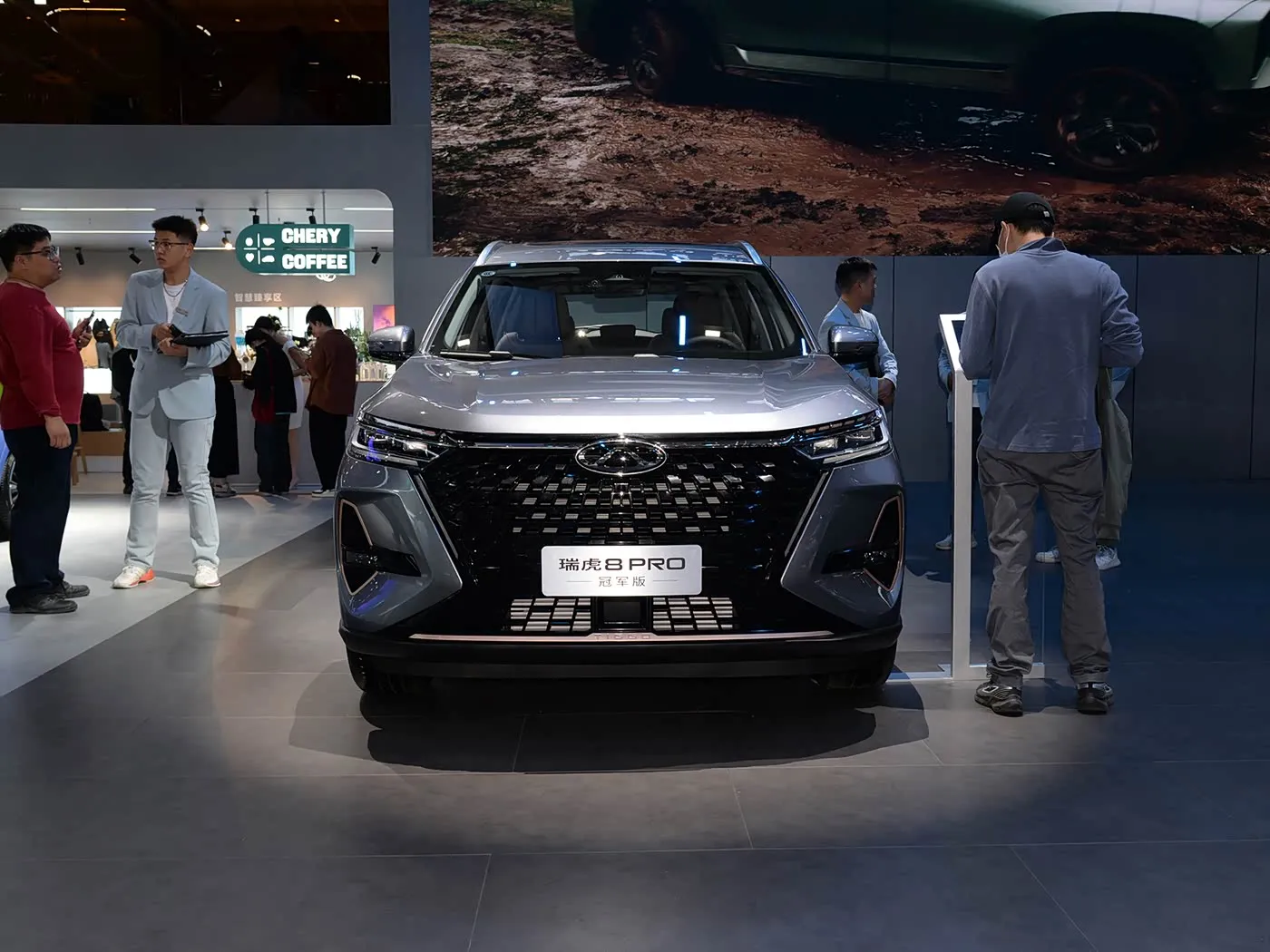 Chery Tiggo 8 Pro SUV familial de luxe Boîte de vitesses automatique Caméra arrière R18 gauche Essence Sièges en cuir foncé Émission Euro VI AWD