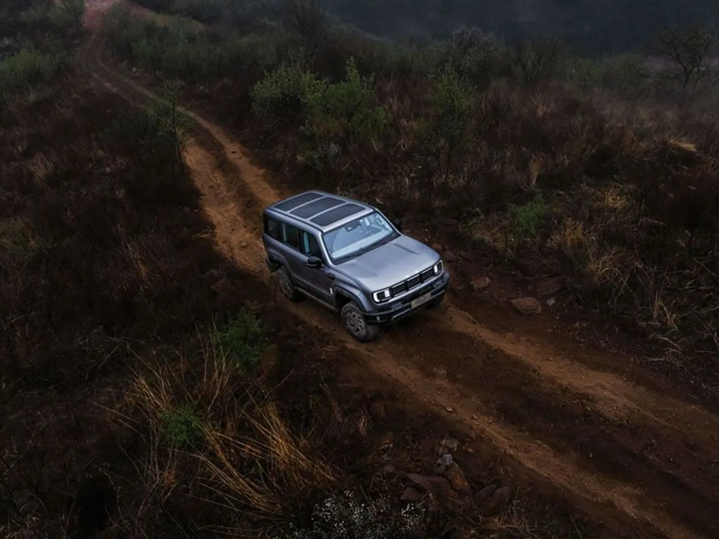 SUV compact tout-terrain Beijing BJ40 4 roues motrices, réservoir de 85 L et caméra panoramique à empattement long